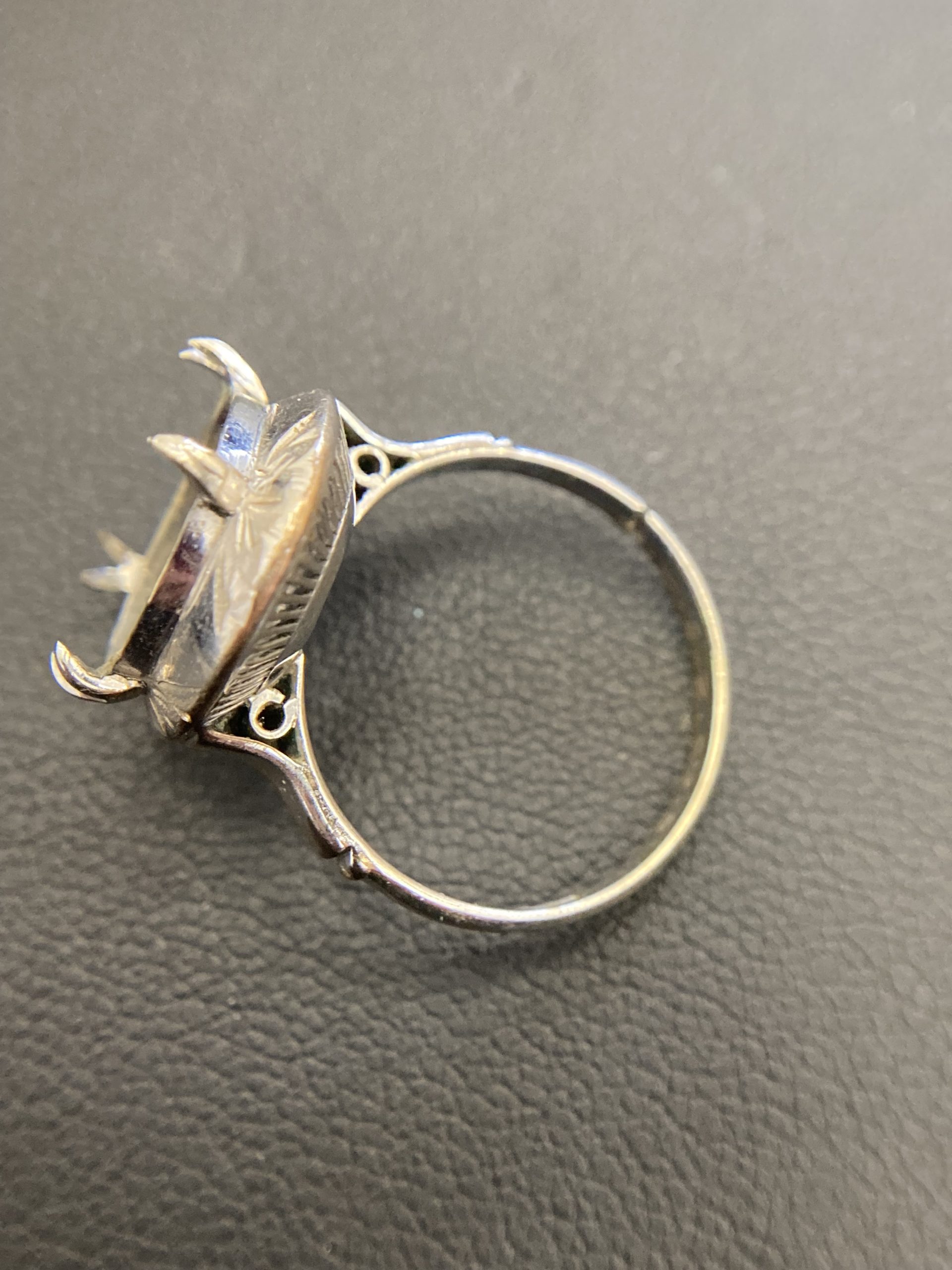 石が外れていても大丈夫です♪